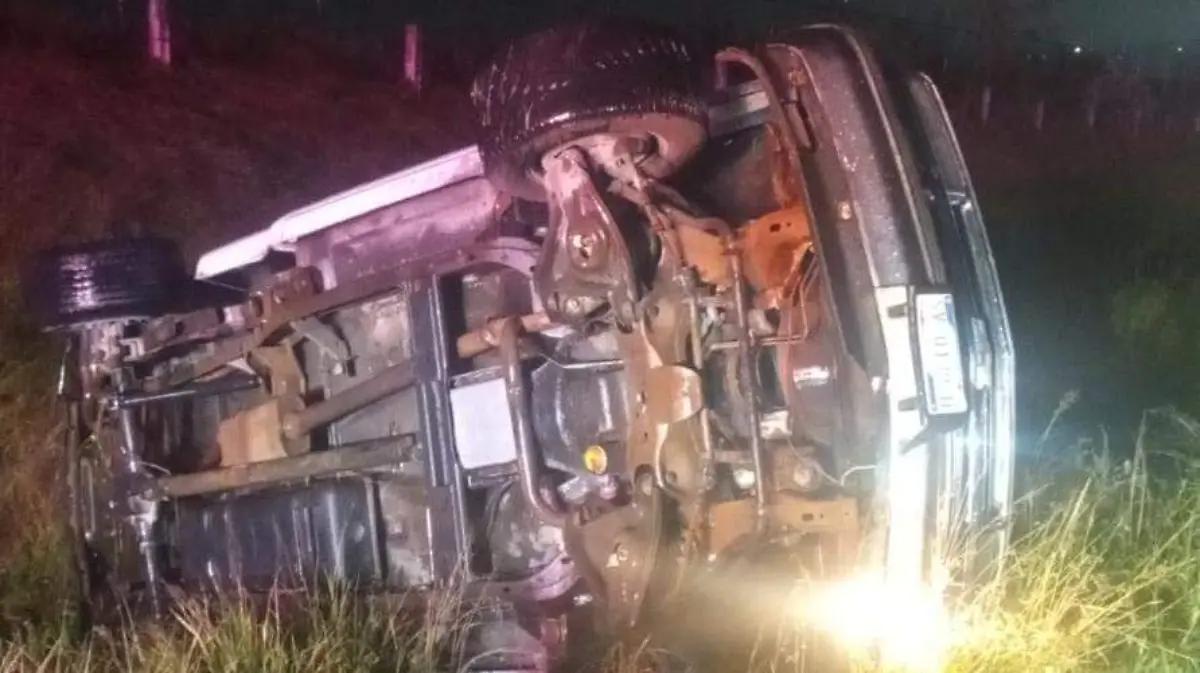 Ileso luego de volcar en carretera 57