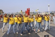 Un 'flashmob' ucraniano llena de ritmo y color el centro de Gijón