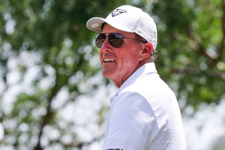 Phil Mickelson Leaves LIV Golf Announcer Speechless With His Actions at $20M Indianapolis Event Phil Mickelson continues to shine even in his mid-50s as he steals the show in Indianapolis, leaving LIV