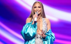 Jennifer Lopez Isn’t Bugged by Cricket Crawling Up Her Neck Mid
