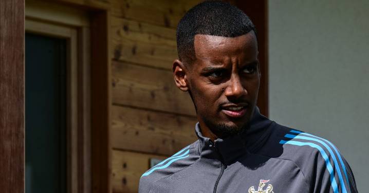 Newcastle respond to Alexander Isak's 'tearful goodbye' at training ground before transfer