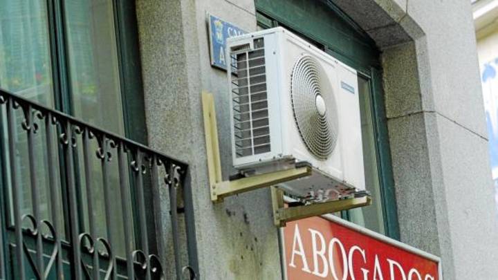 La elevada multa que te puede caer en Sevilla si tu aire acondicionado vierte agua al exterior
