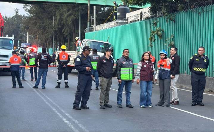 Un camión cargado con loseta cae en socavón en Periférico Oriente, en alcaldía Iztapalapa; cierran la circulación vehicular