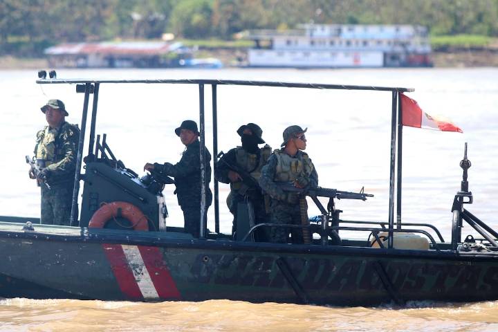 Un avión militar, un contingente policial y una bandera: tres incidentes elevan la tensión entre Colombia y Perú