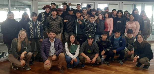 Alumnos de la Escuela Agropecuaria de Villegas viajaron a un establecimiento tambero modelo, «futurista»
