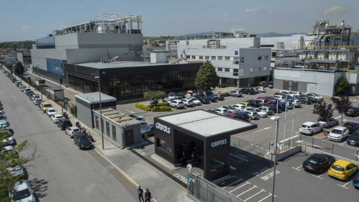 Grifols paga dividendo tras cuatro años y mantiene impulso en Bolsa