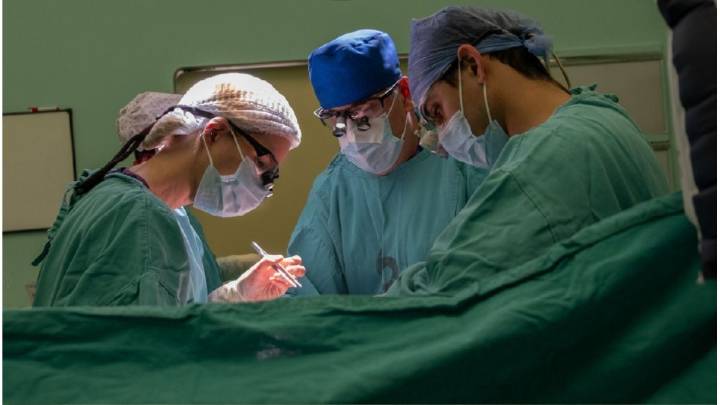 El equipo del Hospital Garrahan realizó una cirugía compleja a un niño de ocho años con un tumor abdominal