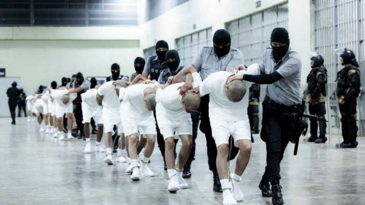 «Bienvenidos al infierno»: La dramática experiencia de venezolanos en la megacárcel de El Salvador