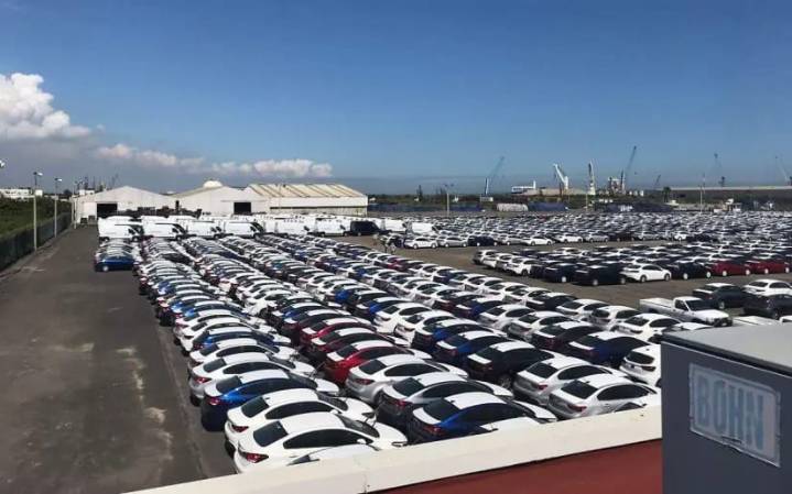 La incertidumbre por aranceles reduce exportación de vehículos