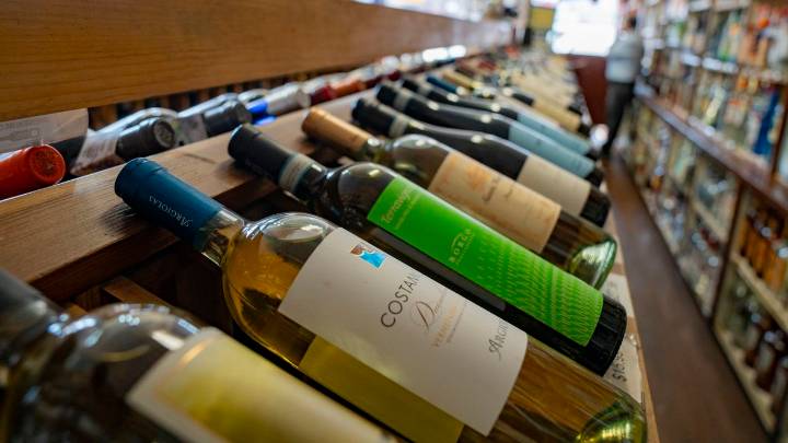 Se muda a Japón y pregunta a Hacienda cuántas botellas de vino y de ron se puede llevar en la maleta