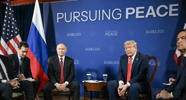 Donald Trump y Vladimir Putin: reunión a puerta cerrada y acompañados de sus delegaciones | Guerra Rusia-Ucrania 