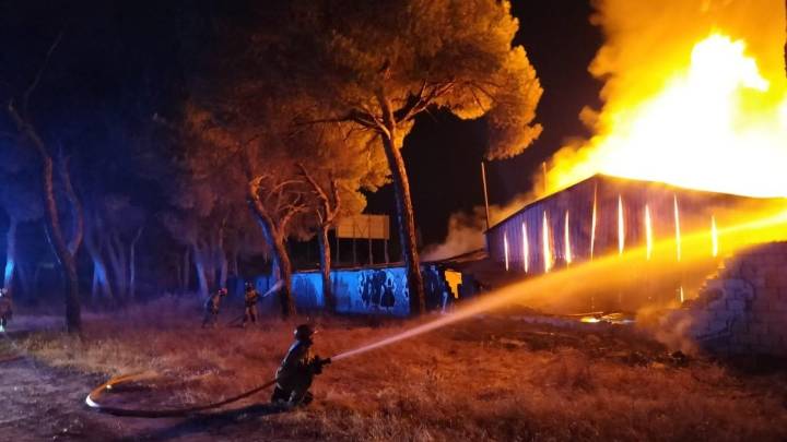 Un incendio arrasa una nave en Pinar de Jalón en Valladolid: casi cinco horas para apagarlo