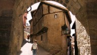 La casa en uno de los pueblos más bonitos de Aragón que desafía la gravedad: recuerda a Nueva York