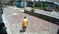 Conductora huye tras provocar accidente en Tzompantepec; motociclistas resultaron heridos