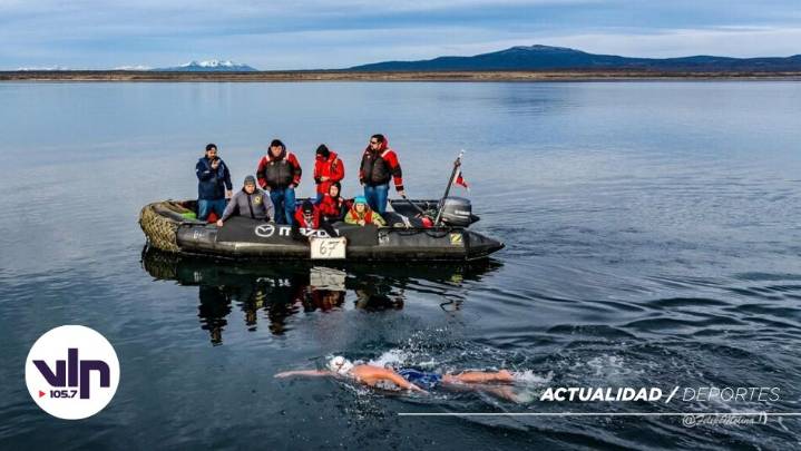 Bárbara Hernández realiza el nado más largo de la historia en las gélidas aguas de Puerto Natales