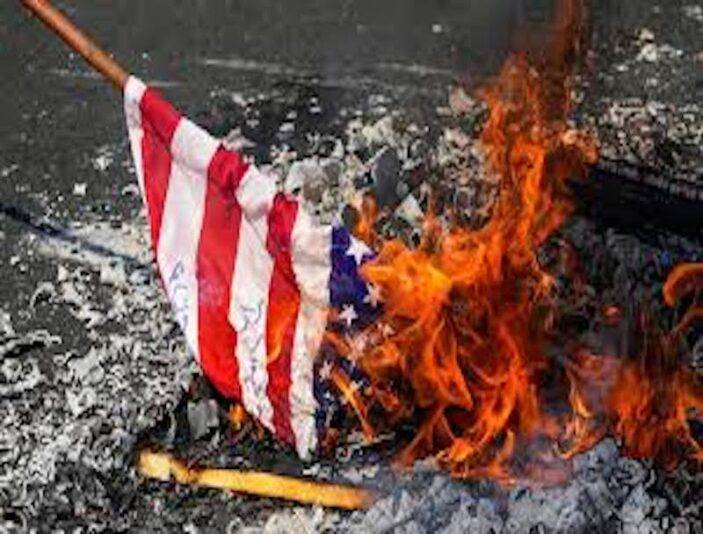 Arrestan a hombre por quemar bandera de EU: Casa Blanca