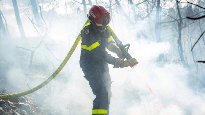 High heat threatens to reignite blaze after France's largest wildfire in decades