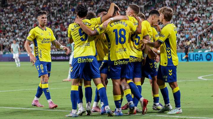 La UD Las Palmas se desmadra con una oda al gol y un 'Clementazo maradoniano'