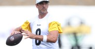 Aaron Rodgers tended to by trainers at Steelers training camp