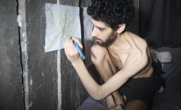 Se viralizó un cruel video en el que Hamas obliga a un rehén israelí a cavar su propia tumba