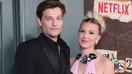 Millie Bobby Brown y Jake Bongiovi dan la bienveni...