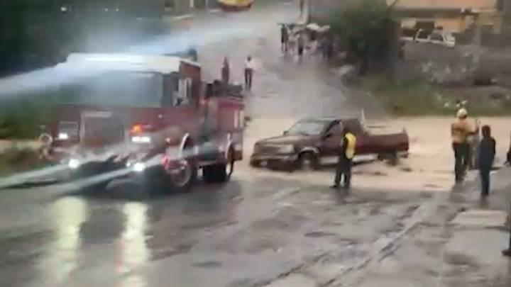 Rescatan a familia del agua en colonia Nueva Jerusalén