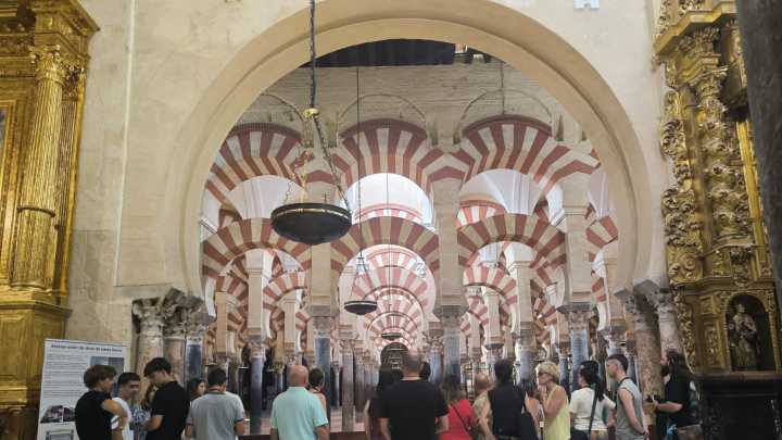 La afluencia de turistas se mantiene este lunes en la Mezquita