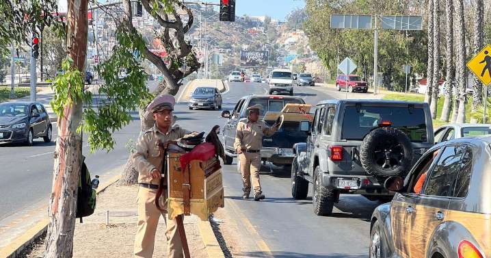 Organilleros llevan la música tradicional a las calles de Tijuana