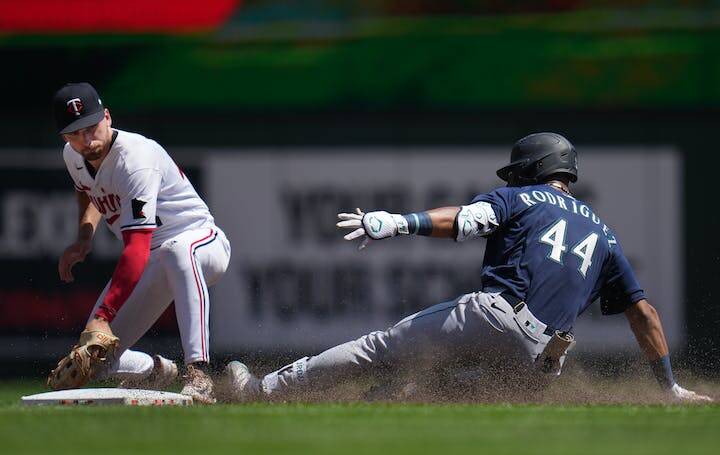 Orioles walk-off double stuns M’s, snaps winning streak