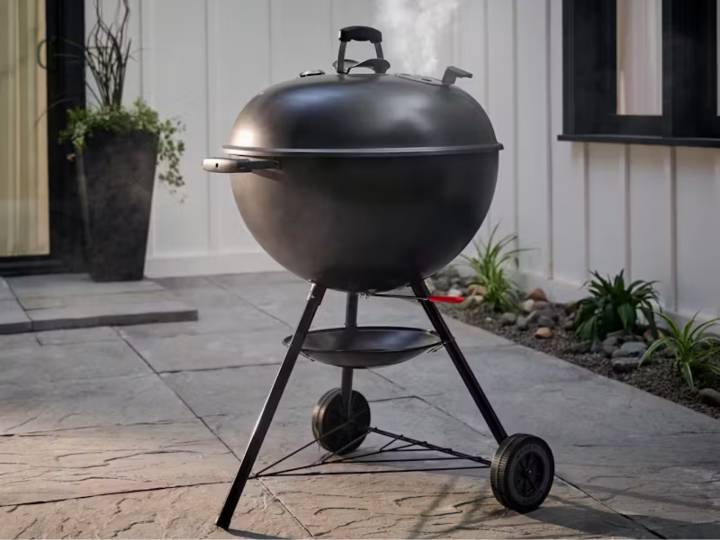 Weber dropped a Kettle Stealth Edition grill and it's worth the $199
