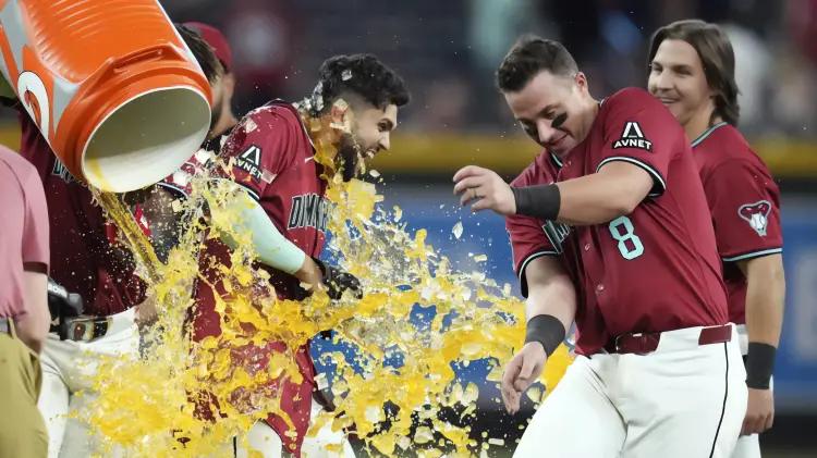 Diamondbacks remontan con jonrón de Gurriel Jr. y triunfo en extras ante Guardianes