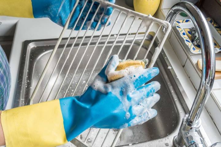 How to Clean Greasy Oven Racks: 4 Methods