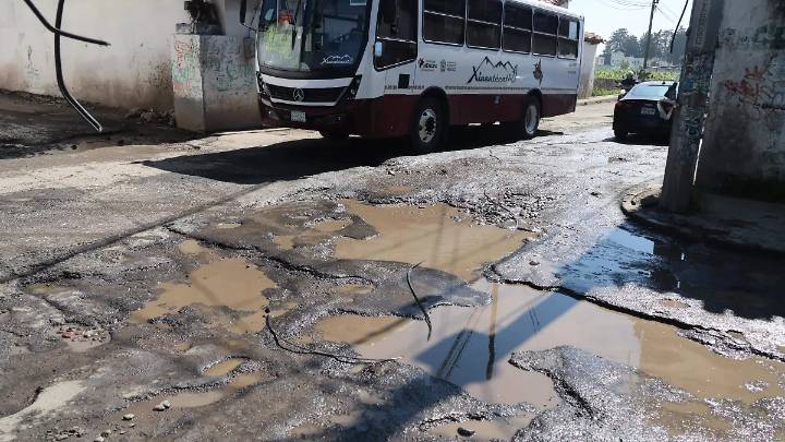 Calixtlahuaca repleto de baches; invaden las calles principales de la comunidad