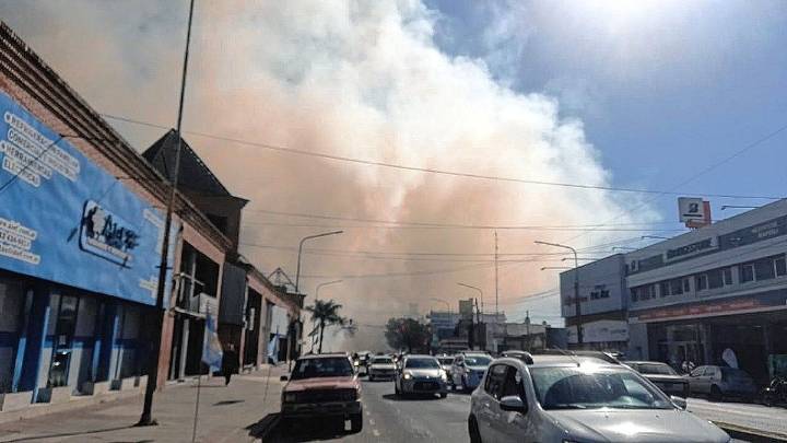 Intenso incendio de pastizales en la zona de la Plaza Mujeres Entrerrianas