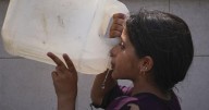 El calor y la sed llevan a familias en Gaza a beber agua que las enferma