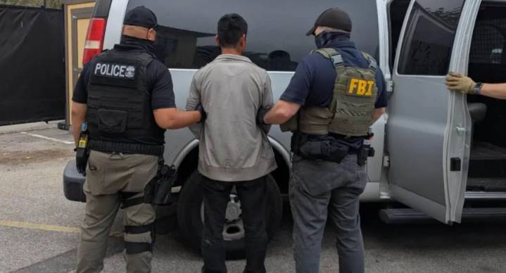 Trump designa cárceles para albergar a migrantes detenidos ante incremento de detenciones