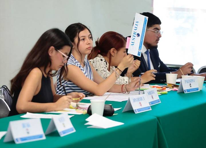 Jóvenes debaten en el IECM sobre retos globales y derechos humanos
