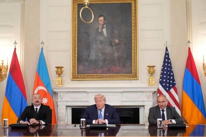 Armenia y Azerbaiyán firman ante Trump un acuerdo para poner fin a su conflicto; se comprometen a abrir el comercio
