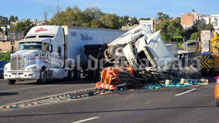 Tráiler cargado con cloro vuelca sobre la Vía Corta Puebla