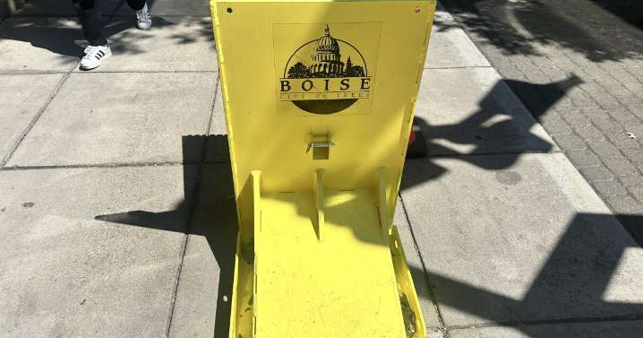 Yellow means stop at Jaialdi.  Bright yellow barriers provide cutting edge protection for festival goers.