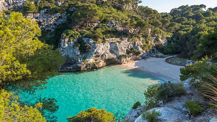 La cala más bien guardada de Menorca: aguas cristalinas escondidas entre acantilados