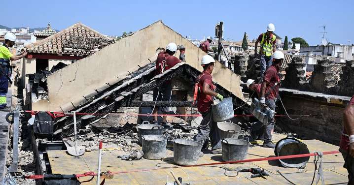 Casi 50 personas trabajan en las obras de emergencia por el incendio en la Mezquita