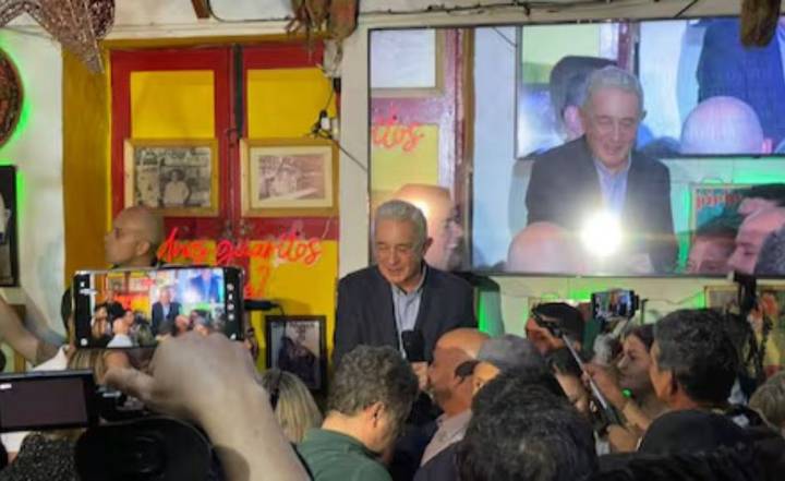 Álvaro Uribe recobra la libertad en medio de manifestaciones de apoyo