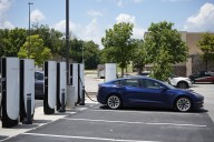 Federal funding resumes for electric vehicle charging sites