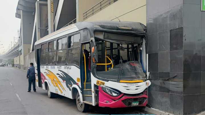 San Juan de Lurigancho: Bus choca contra estación Santa Rosa del Metro de Lima