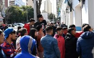 Los hinchas de la U de Chile provocaron incidentes en Avellaneda con robos y destrozos tras ser liberados