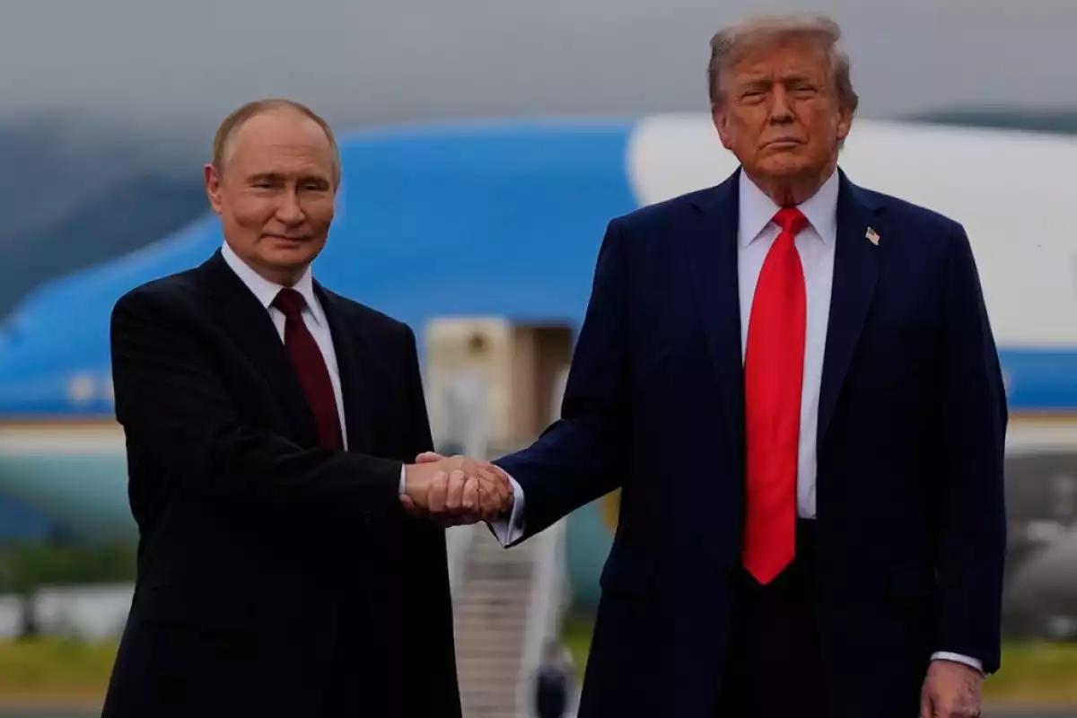 Putin rompe aislamiento y es recibido con honores por Trump en histórica cumbre en Alaska