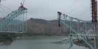 Al menos 12 muertos y varios desaparecidos por el derrumbe de un puente en obras en China