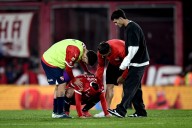 VIDEOS. Felipe Loyola salió lesionado en partido de Independiente y fue a buscar a su infractor a camarines: “Mala leche”