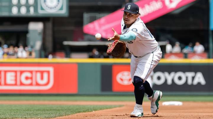 Mariners' Josh Naylor grimaces after swing, exits early